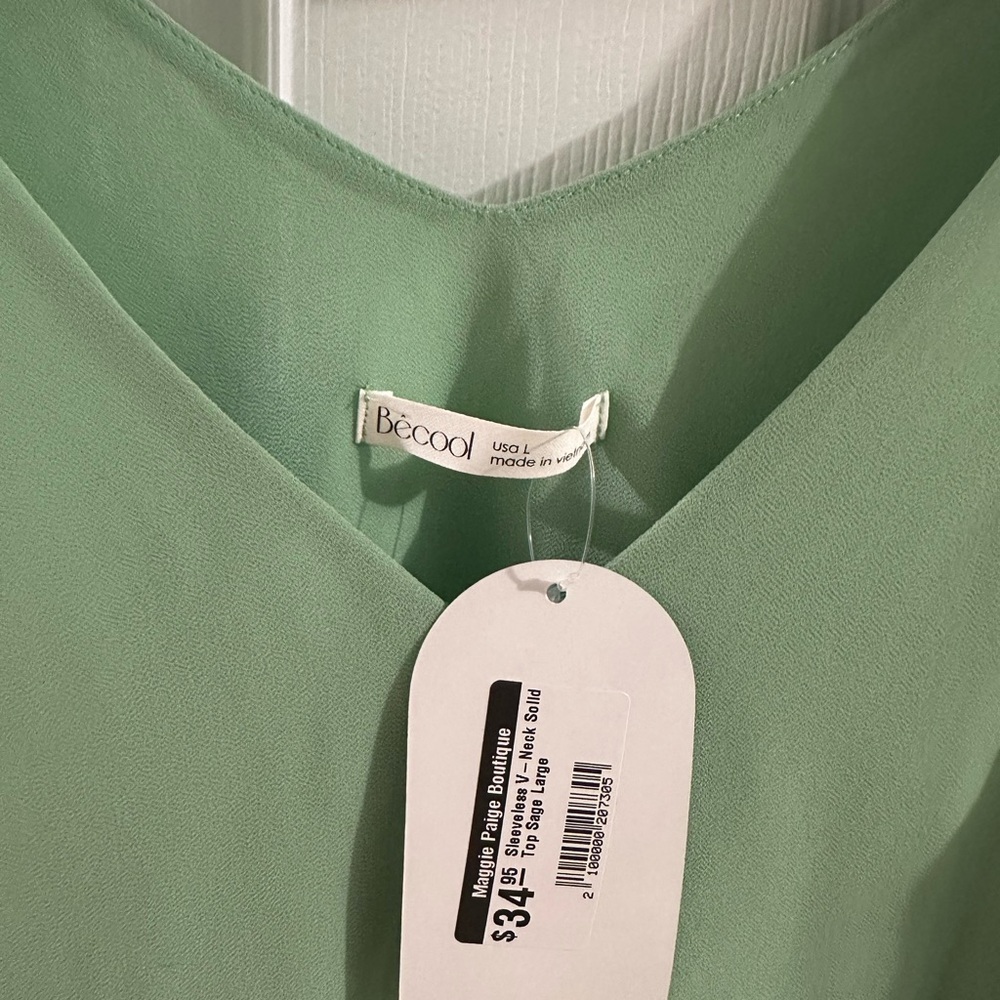 Green Sleeveless Crop Women's Top - Picture 3 of 3